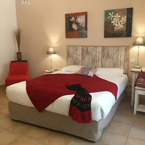 https://la-petite-auberge-de-roussillon.fr-provencehotel.com